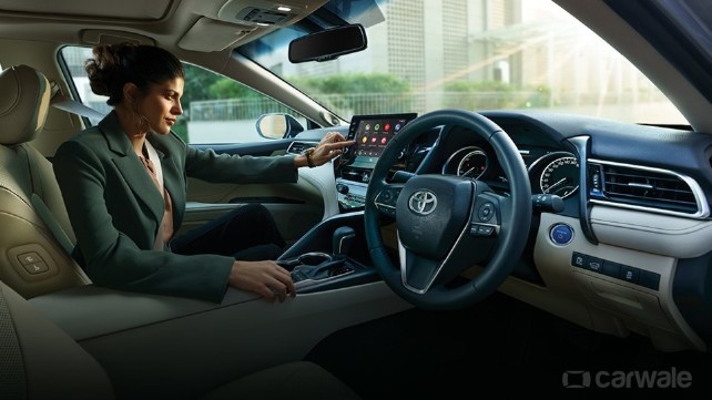 Toyota Camry 2022 phiên bản mới ra mắt với thiết kế lột xác, hé lộ loạt trang bị đứng đầu phân khúc