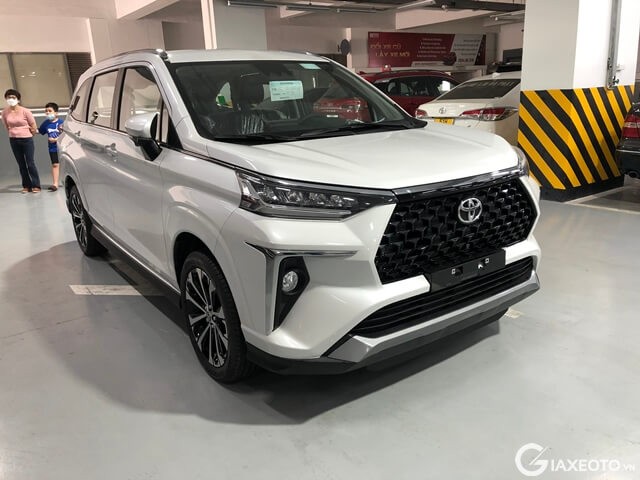 Khách Việt ngỡ ngàng trước giá xe Toyota Veloz Cross tại đại lý, Mitsubishi Xpander cần 'dè chừng'?
