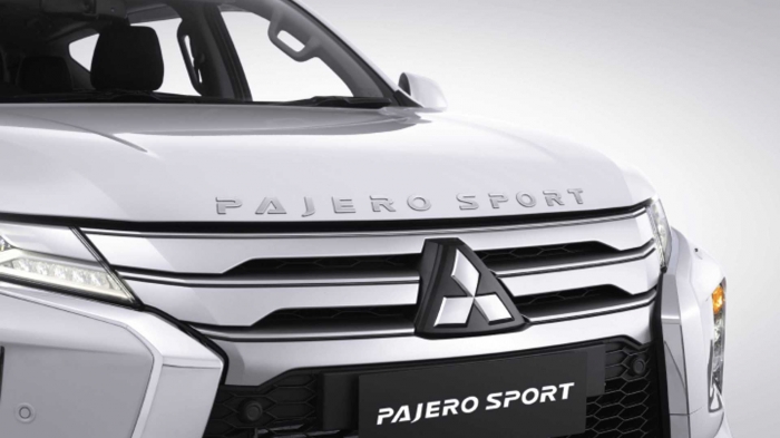 Mitsubishi Pajero Sport 2022 ra mắt với giá 796 triệu đồng, trang bị 'lấn át' Hyundai SantaFe 2021