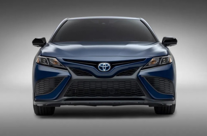 Toyota Camry ra mắt phiên bản mới với giá chỉ 696 triệu đồng: Đẹp mãn nhãn, trang bị vượt tầm giá