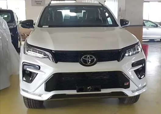 Toyota Fortuner 2022 bản mới cập bến đại lý với giá hấp dẫn, trang bị 'so kè' với Hyundai SantaFe