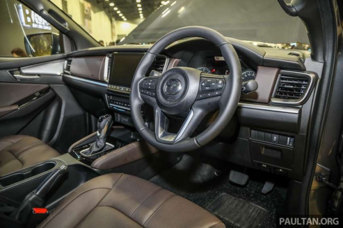 Mazda BT-5 2022 cập bến đại lý với mức giá từ 659 triệu đồng, trang bị 'thách thức' Ford Ranger