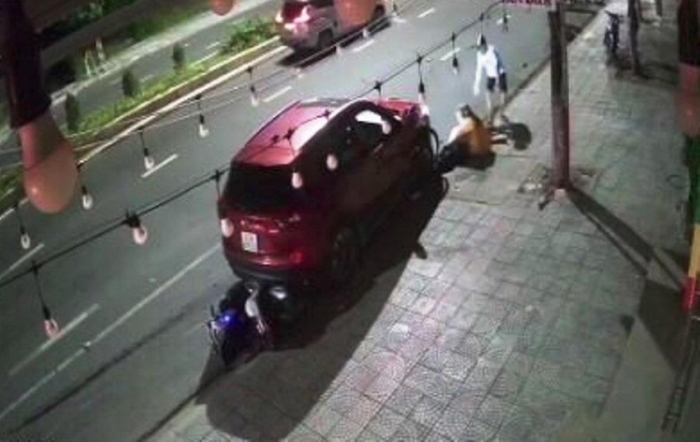 Rợn người trước clip tài xế ô tô lái xe đâm liên tiếp vào vợ cũ, lý do phía sau khiến CĐM phẫn nộ