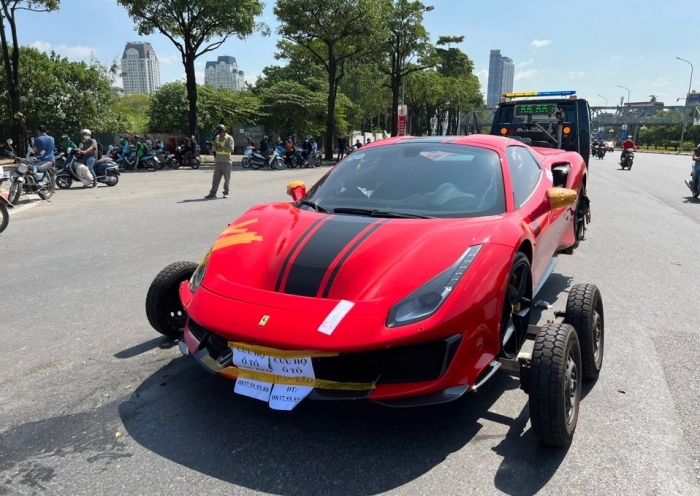 Nhân chứng hé lộ thái độ trái ngược của 2 người ngồi trên Ferrari 488 sau tai nạn tại SVĐ Mỹ Đình