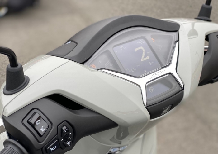 Cận cảnh phiên bản thể thao của Honda SH 350i 2023: Thiết kế sắc nét, dành riêng cho giới nhà giàu