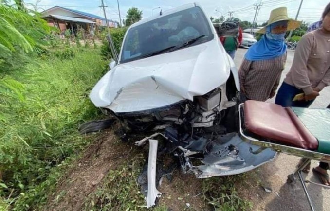 Honda City tai nạn, Toyota Vigo vỡ đầu