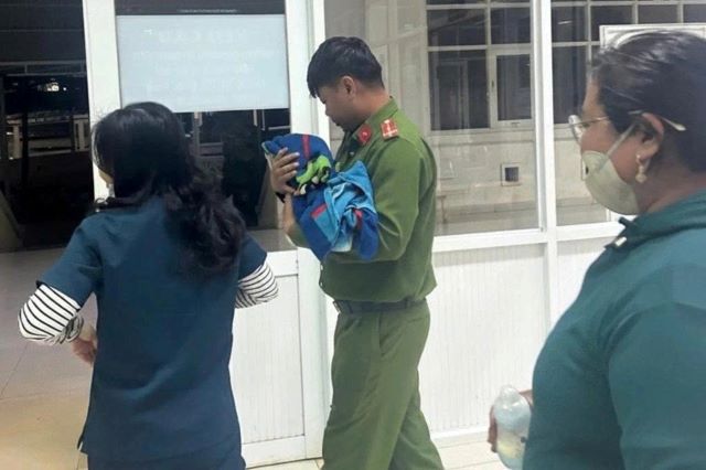 cong-an-dua-be-gai-di-cap-cuu