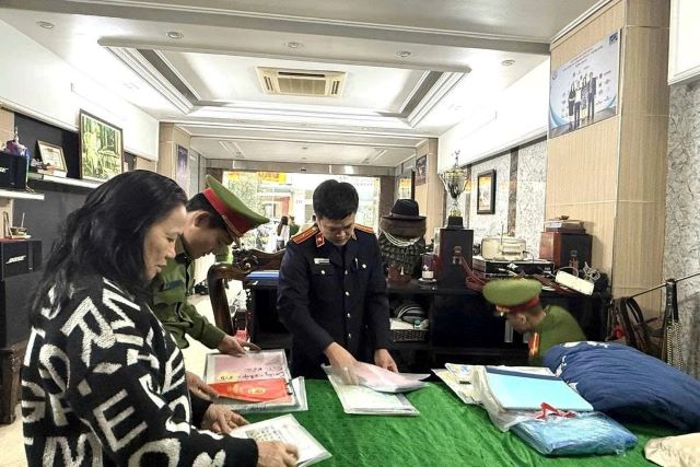 cong-an-kham-xet-tiem-vang-kim-chung