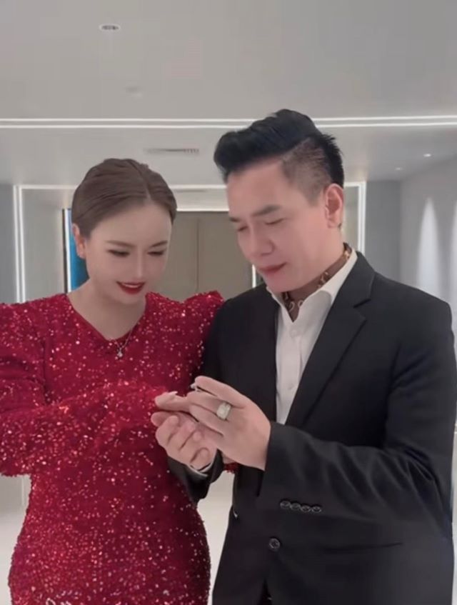 dien-vien-hoang-yen-duoc-ban-trai-thu-5-deo-nhan