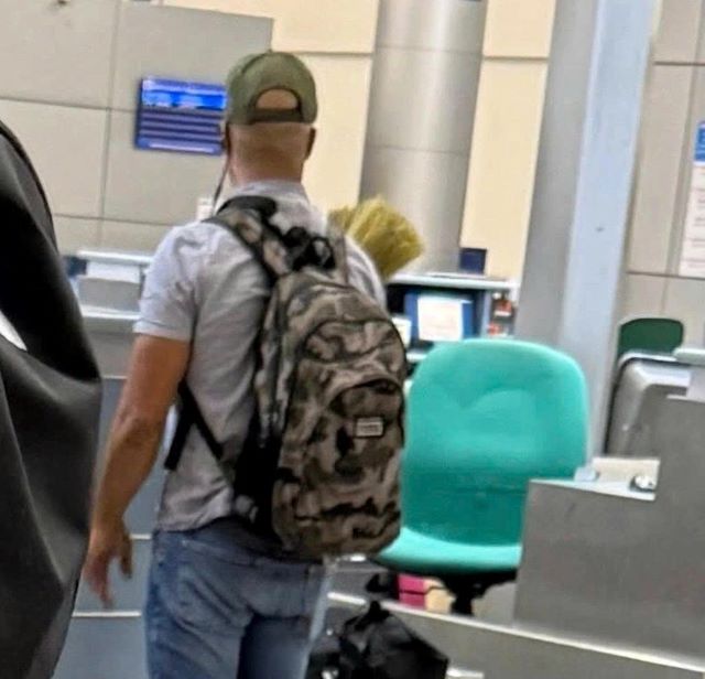 khach-tay-om-choi-dot-viet-nam-ve-nuoc-o-san-bay