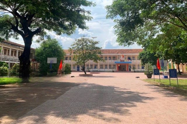 giao-vien-bat-hoc-sinh--dung-hoc-di-don-rac