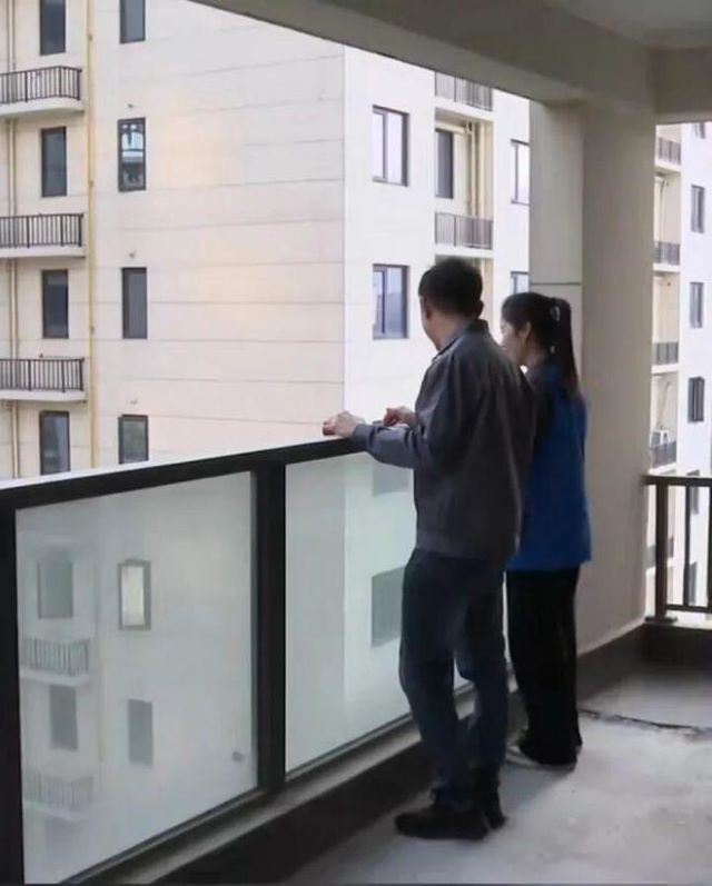 mot-cap-doi-sau-khi-nhan-nha-cong-ty-tang