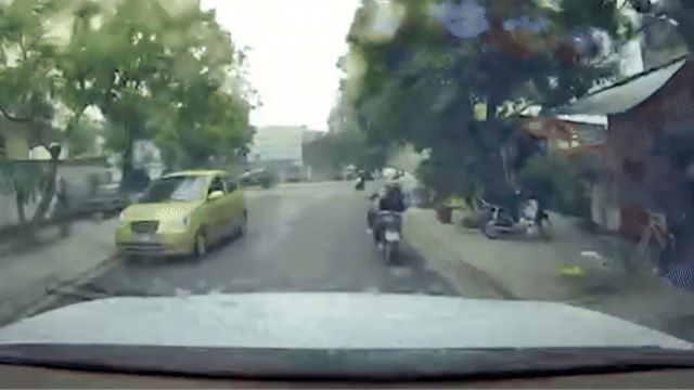 nam-thanh-nien-nga-xe-th2