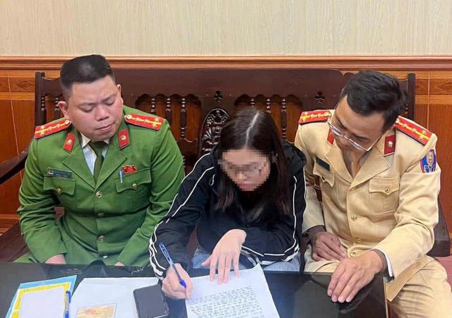 nu-tai-xe-mac-ket-xe-o-to-tren-duong-ray