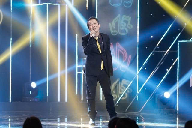 ca-si-nhat-linh-bieu-dien