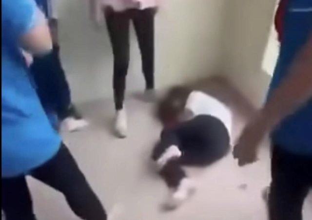 nu-sinh-lop-8-bi-danh-hoi-dong