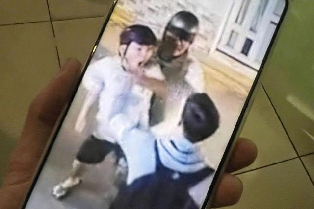 nam-sinh-bi-hanh-hung-giua-duong