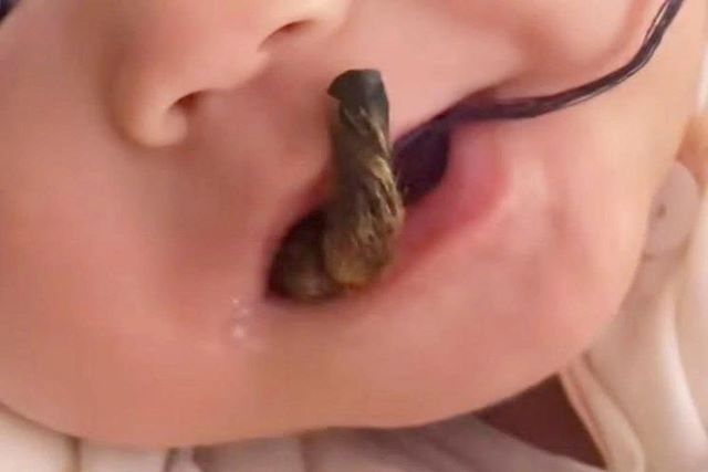 be-so-sinh-ngam-tay-khi-kho