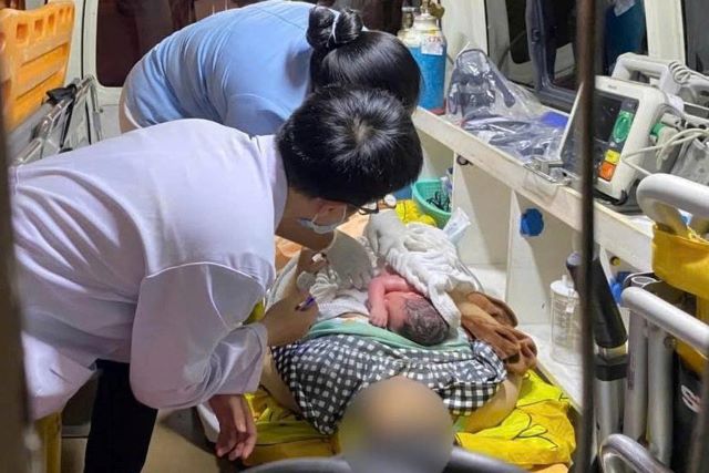 con-gai-19-tuoi-sinh-rot-tai-nha