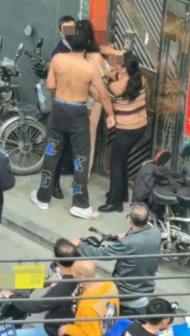 me-va-con-trai-bat-qua-tang-bo-ngoai-tinh