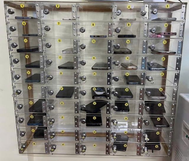 cam-hoc-sinh-dung-dien-thoai-trong-truong