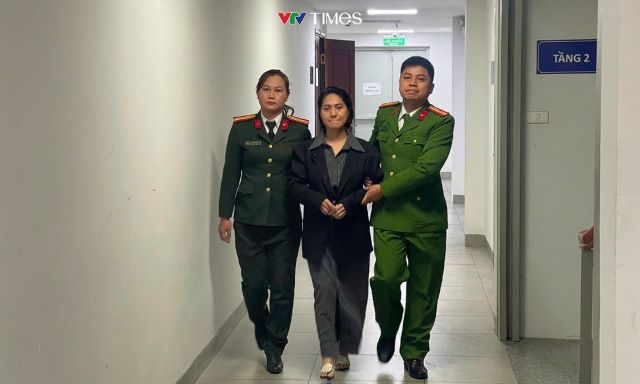 giam-doc-ve-day-bon-canh-chim-troi-bi-bat