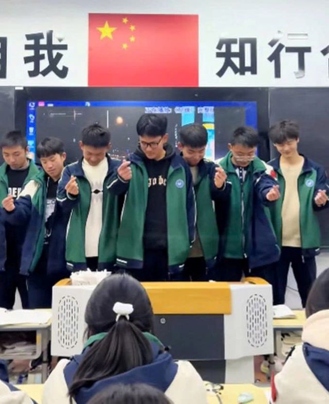 hoc-sinh-di-hoc-muon-bi-phat-nhay