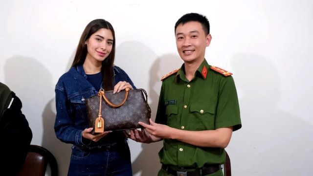 nam-dien-vien-trom-tui-xach-hoa-hau-mexico1rs