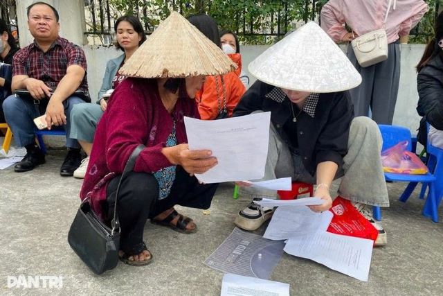 nguoi-dan-xep-hang-mua-nha-o-xa-hoi