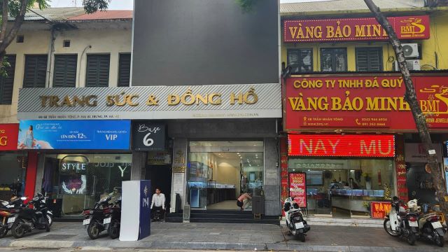 gia-vang-giam-cua-hang-ha-noi-vang-bong-khach-hang