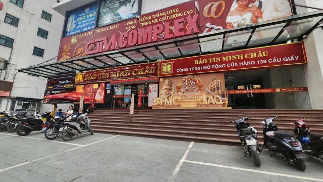 gia-vang-tang-cua-hang-vang-khach