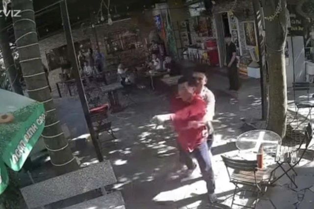 nguoi-phu-nu-bi-hanh-hung-tai-quan-ca-phe