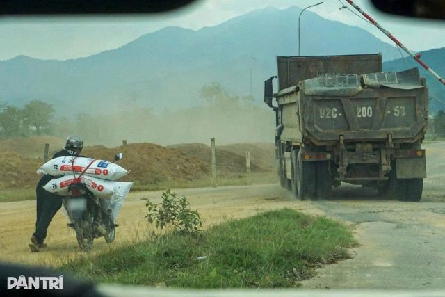 khai-thac-dat-trai-phep-cao-toc-la-son-hoa-lien