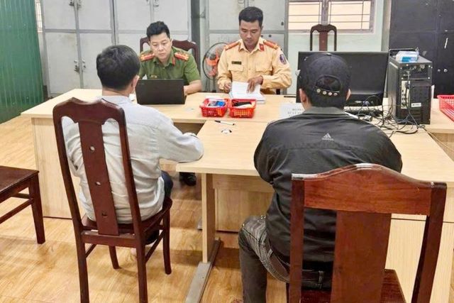 hai-bo-con-chan-xe-khach-bi-trieu-tap-len-co-quan-cong-an