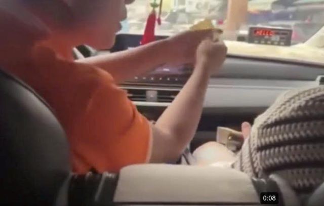 tai-xe-taxi-nha-trang-trao-tien-khach-tay