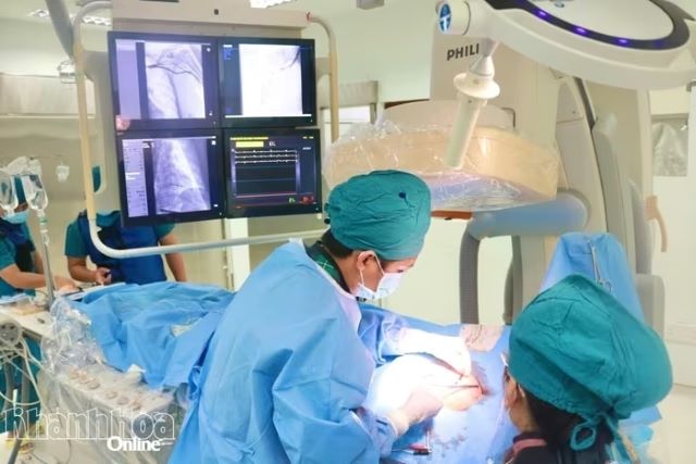 bac-si-can-thiep-tim-mach-cho-benh-nhan