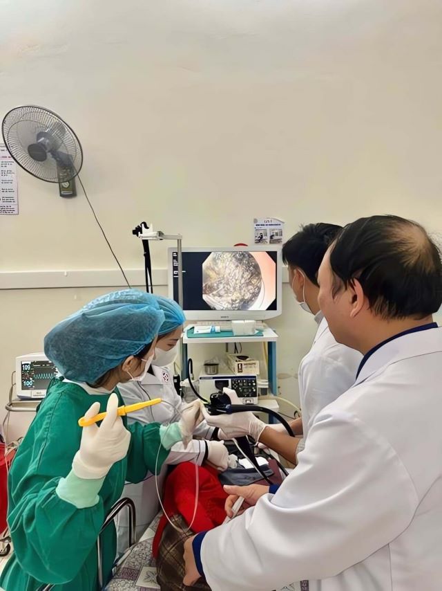 bac-si-lay-di-vat-bui-toc-trong-da-day