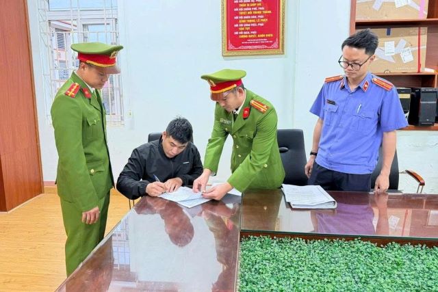 thanh-nien-dung-dua-tan-cong-tai-xe-taxi