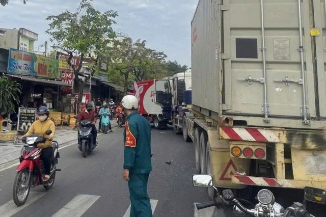 hien-truong-vu-va-cham-4-o-to-o-tphcm