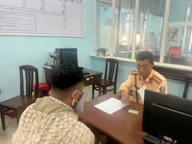 tai-xe-hang-xe-hung-hieu-tai-cong-an