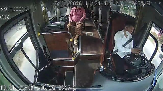 tai-xe-xe-hung-hieu-buong-tay-lai-nghe-dien-thoai