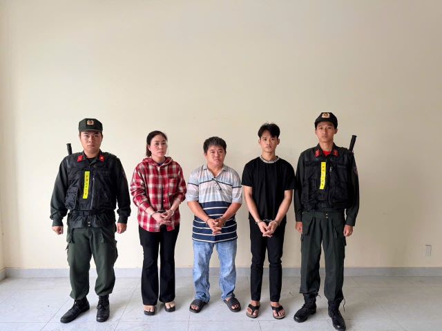 cong-an-bat-giu-co-so-san-xuat-mi-ban