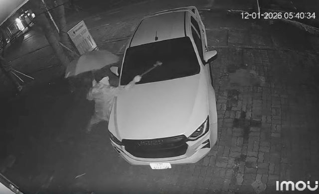 nguoi-dan-ong-dap-pha-o-to-o-nghe-an