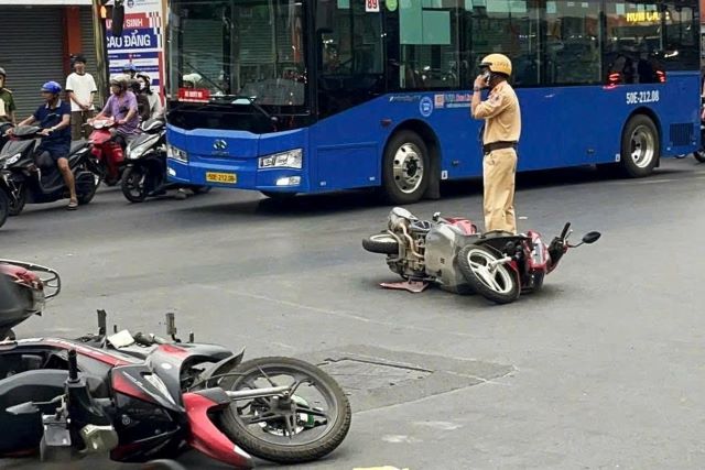 o-to-huc-vang-loat-xe-may