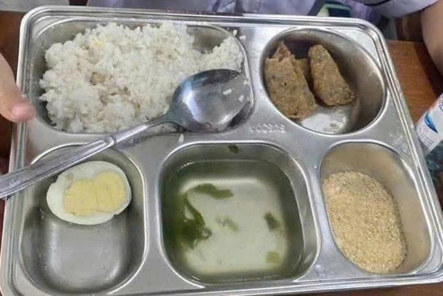 bua-an-ban-tru-truong-tieu-hoc-so-1-ba-don