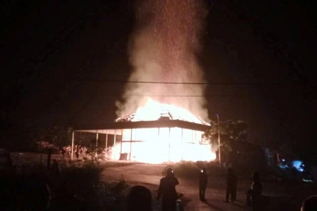 nha-vua-xay-xong-boc-chay