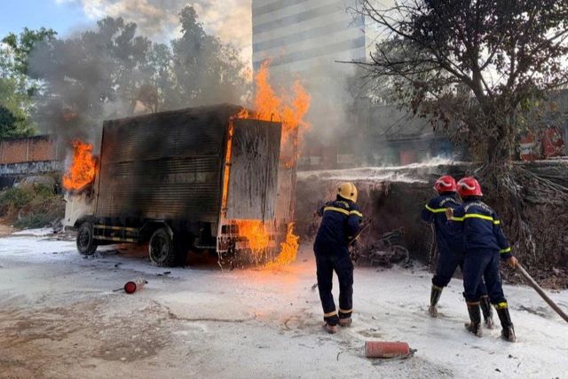 xe-tai-boc-chay-khu-vuc-cay-xang