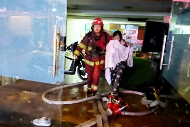 luc-luong-canh-sat-giai-cuu-nguoi-trong-nha-tro-bi-chay-ha-ni