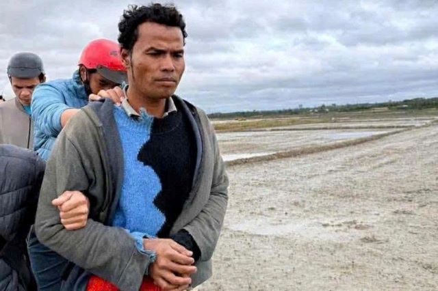 anh-re-sat-hai-em-vo