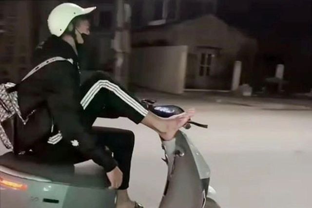 nam-sinh-lop-11-dieu-khien-xe-may-dien-bang-2-chan